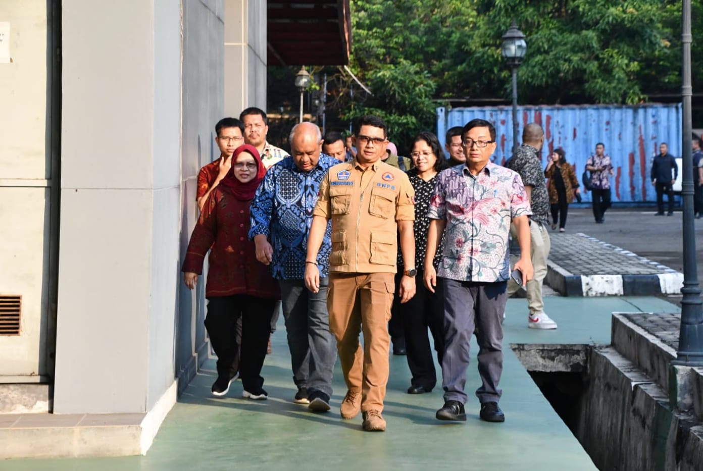 Kepala BNPB Letjen TNI Suharyanto (baju cokelat) bersama Plt. Sekretaris Utama Rustian (batik) dan Deputi Bidang Logistik dan Peralatan Lilik Kurniawan (baju biru) saat tiba di Gudang Logistik BNPB Sentul, Kabupaten Bogor, Jawa Barat pada Jumat (9/6)